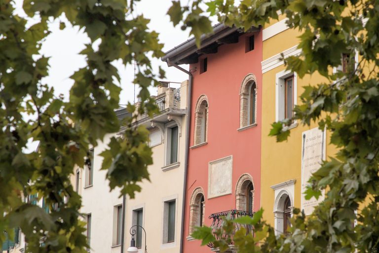 façades colorées maisons udine