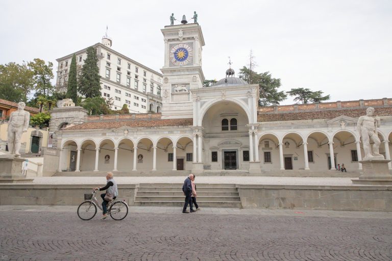 place de la liberté à udine avec la tour de l'horloge