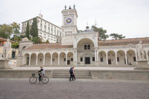 place de la liberté à udine avec la tour de l'horloge