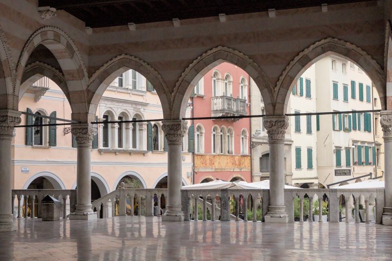 Vue sur la via Mercatovecchio depuis la Loggia del Lionello udine