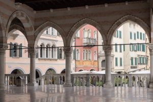 vue sur la via mercatovecchio depuis la loggia del lionello à udine