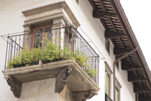 balcon fleuri sur façade