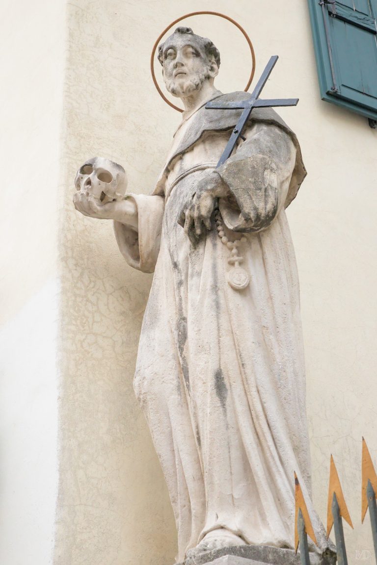 statue d'un saint tenant un crâne
