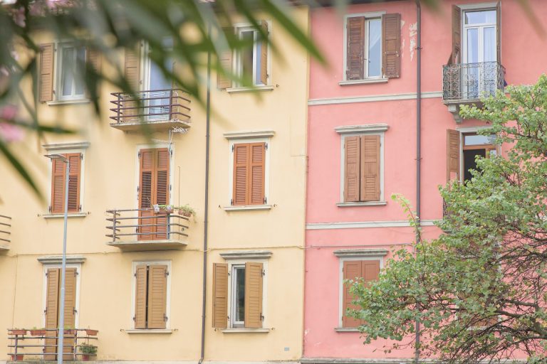 façades colorées avec végétation italie