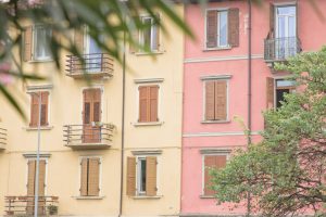 façades colorées avec végétation