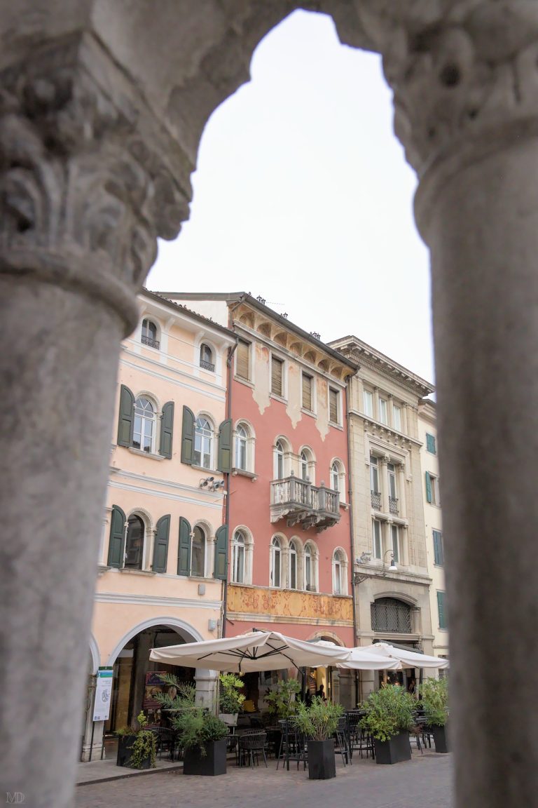 Vue sur la via Mercatovecchio depuis la Loggia del Lionello udine