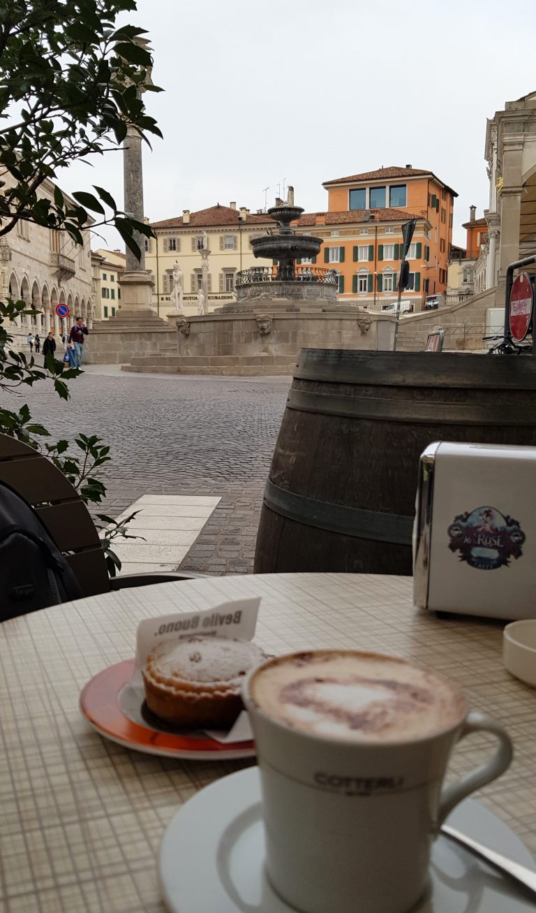 cappuccino en terrasse face à place de la liberté udine