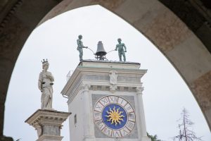statue de la justice et tour de l'horloge à udine