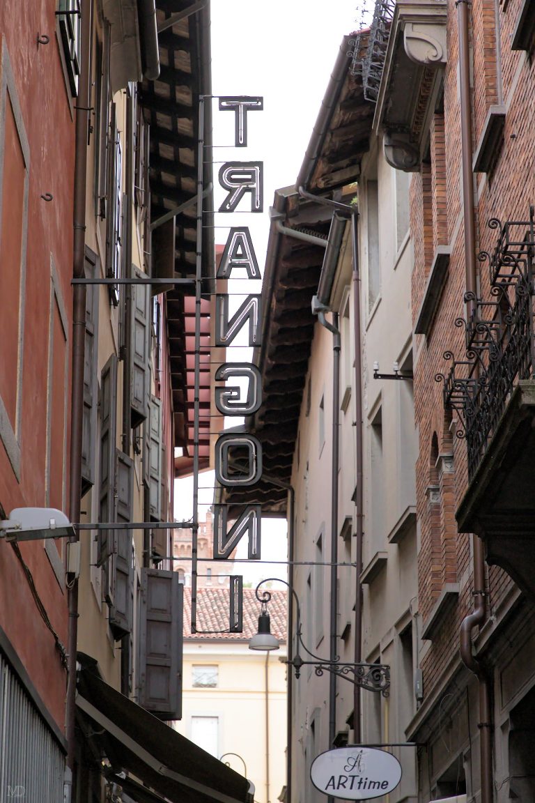enseigne entre 2 pignons de façades à udine