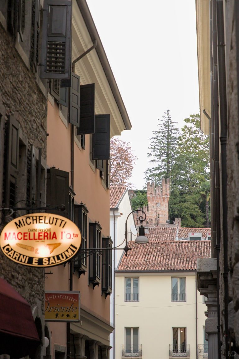 enseigne boucherie sur façade dans ruelle à udine