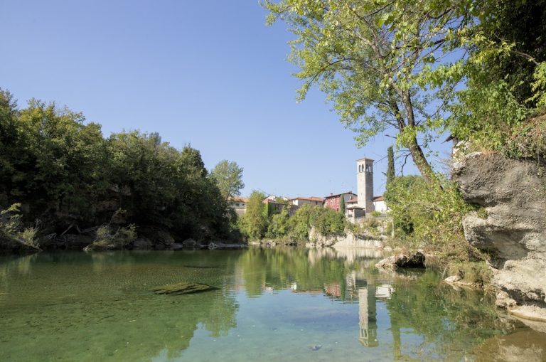 vue sur la rivière et le temple lombard à cividale del friuli