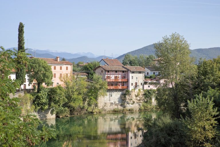 vue sur le natisone et les maisons de cividale del friuli