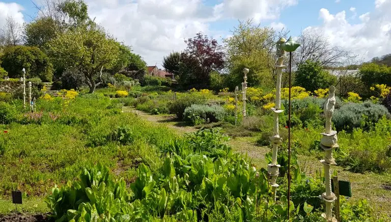 grand jardin fleuri avec décorations au printemps