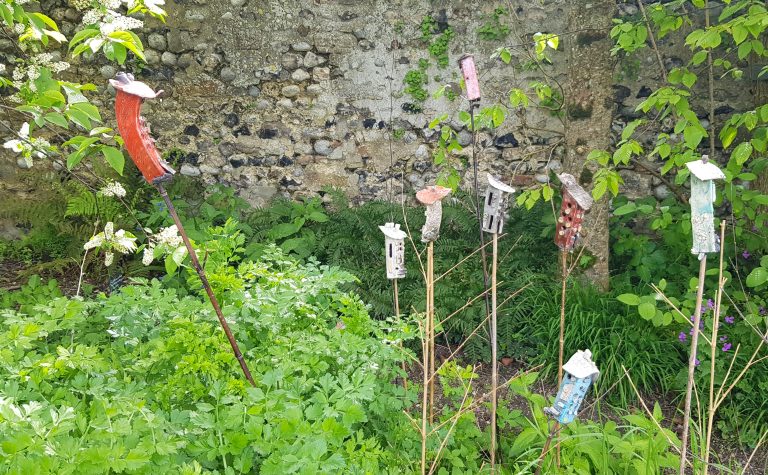 décos dans jardin au printemps
