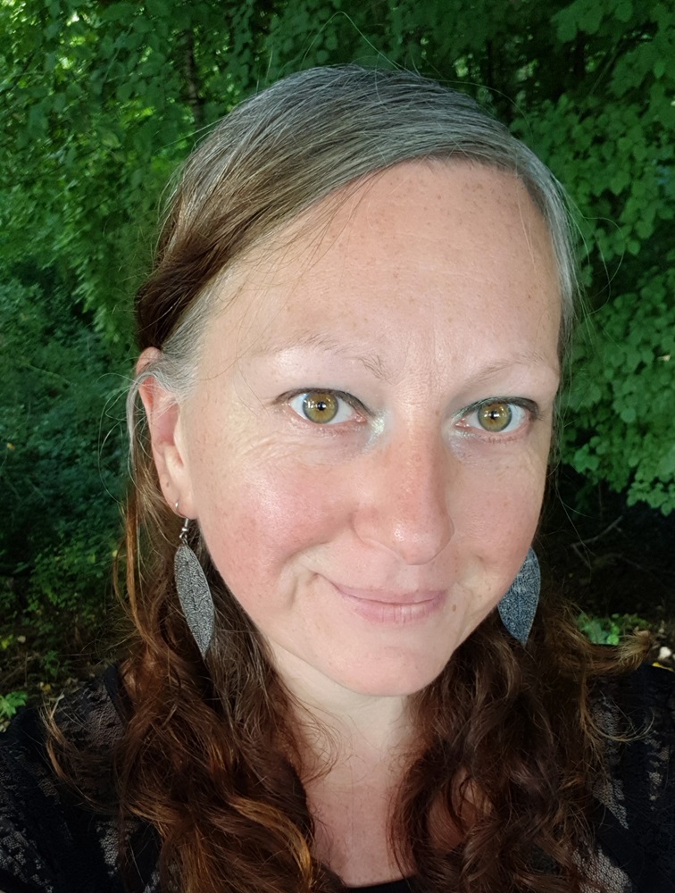 jeune femme avec boucles d'oreille